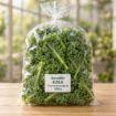 Frunze proaspete de kale în pungă transparentă de 500 g, etichetă SereIMD — imagine ilustrativă